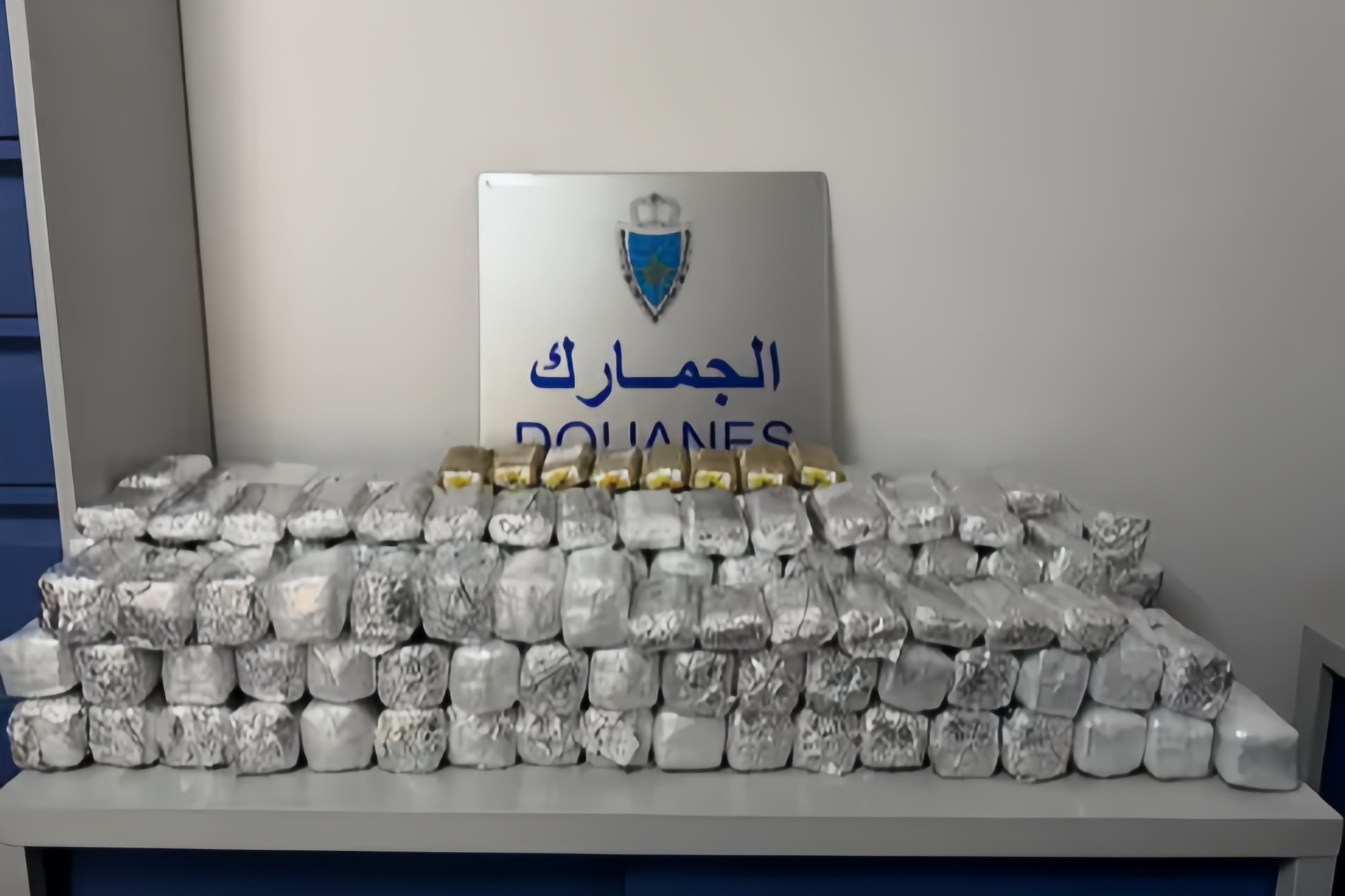 ​”الرحلة العائلية المفخـ.خة”.. كيف كشفت يقظة الجمارك حيلة مهرّب استغل أطفاله بباب سبتة؟