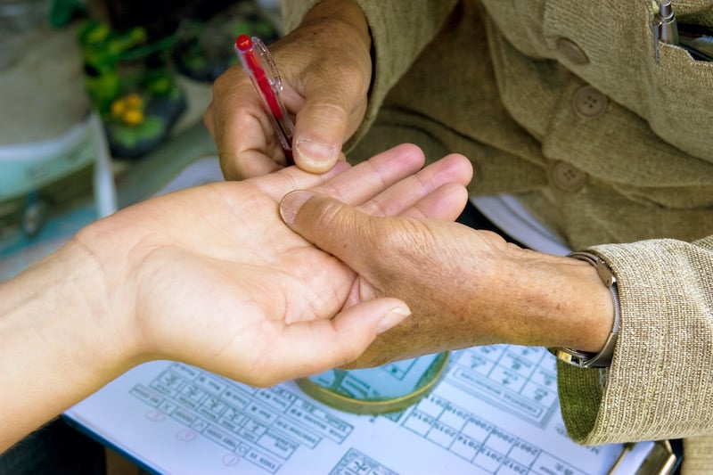 مدخرات 25 سنة تتبخر في دقائق.. قصة “السماوي” الذي جرد ستينية من ذهبها بالفقيه بن صالح