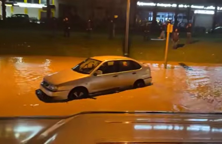 طنجة.. الأمطار تغرق الشوارع وتفضح هشاشة البنية التحتية (صور)