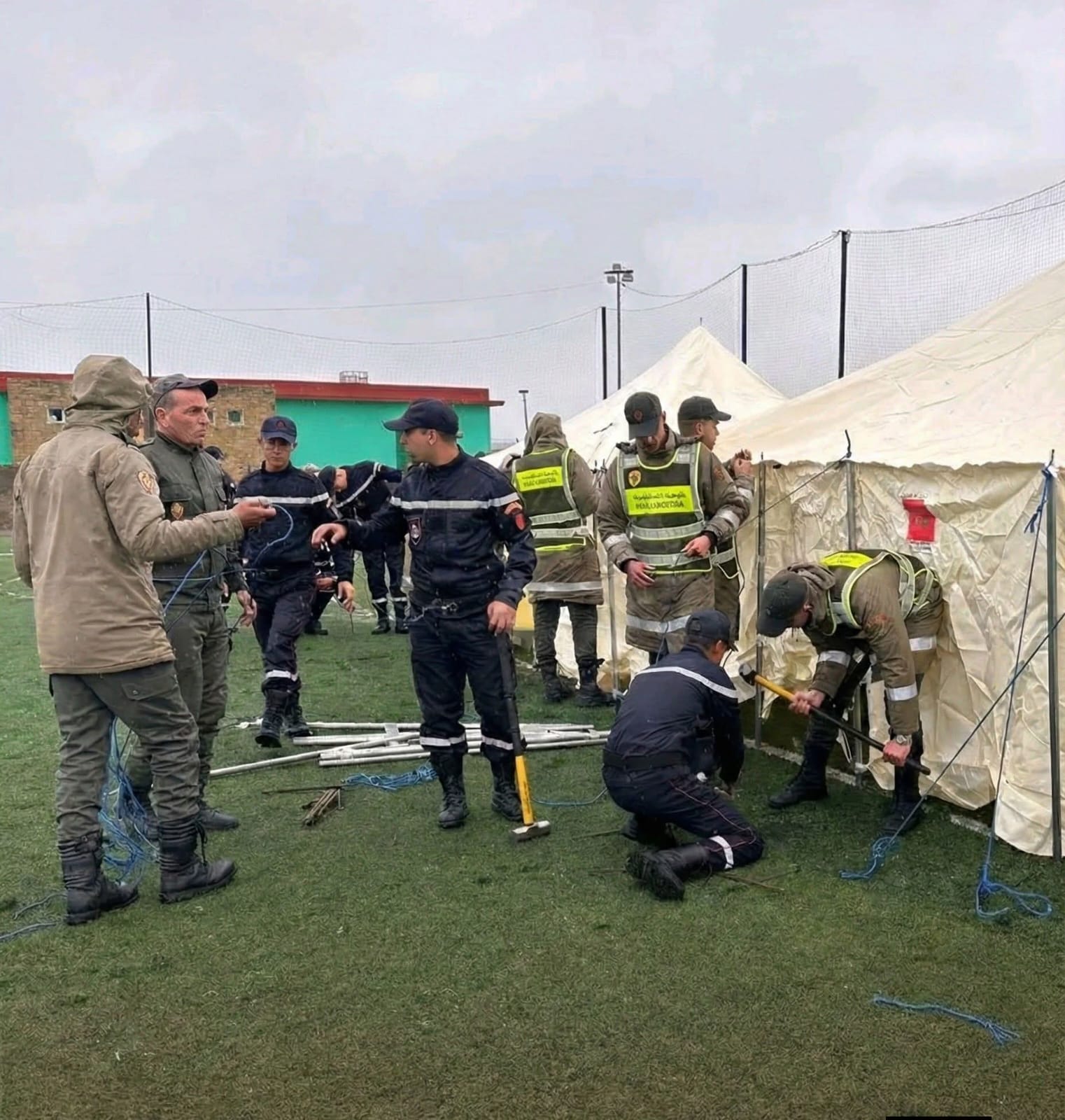 القصر الكبير. نصب مئات الخيم لإيواء وإستقبال آلاف المتضررين من الفيضان