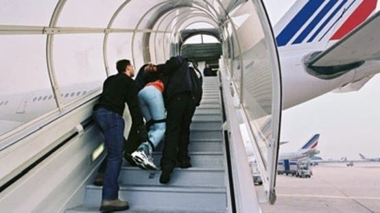 بالكلام الساقط. جزائري يرفض ترحيله إلى بلاده عبر رحلة لندن – الجزائر العاصمة