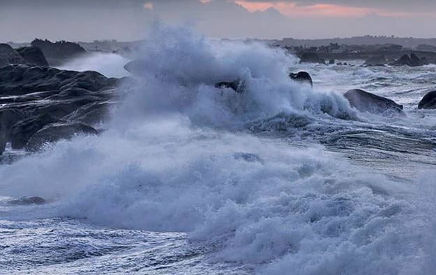 تحدير عاجل من الأرصاد.. أمواج عاتية تهدد السواحل الأطلسية ابتداءً من يوم غد الجمعة
