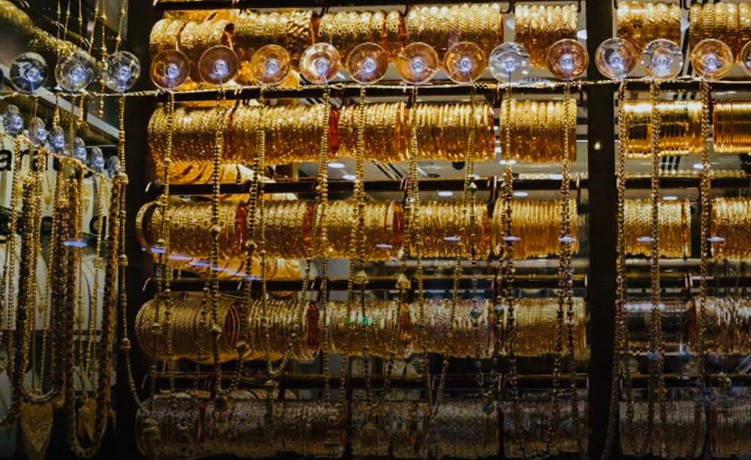 تراجع أسعار الذهب والفضة وصعود الدولار وتأثير ذلك على السوق المغربية