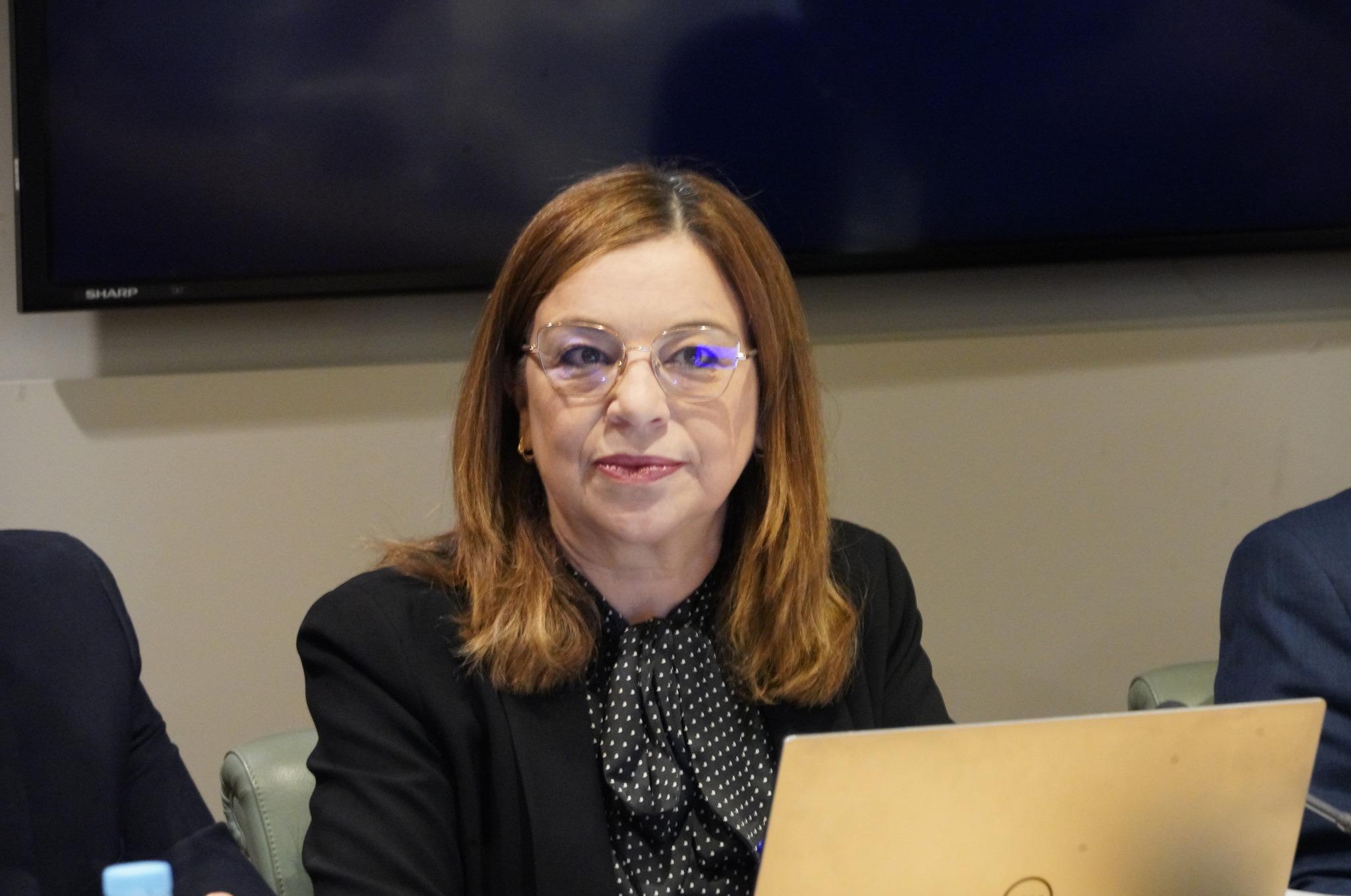 بن يحيى تدعو إلى خطاب إعلامي “مسؤول” يُعزز التماسك الأسري في العصر الرقمي