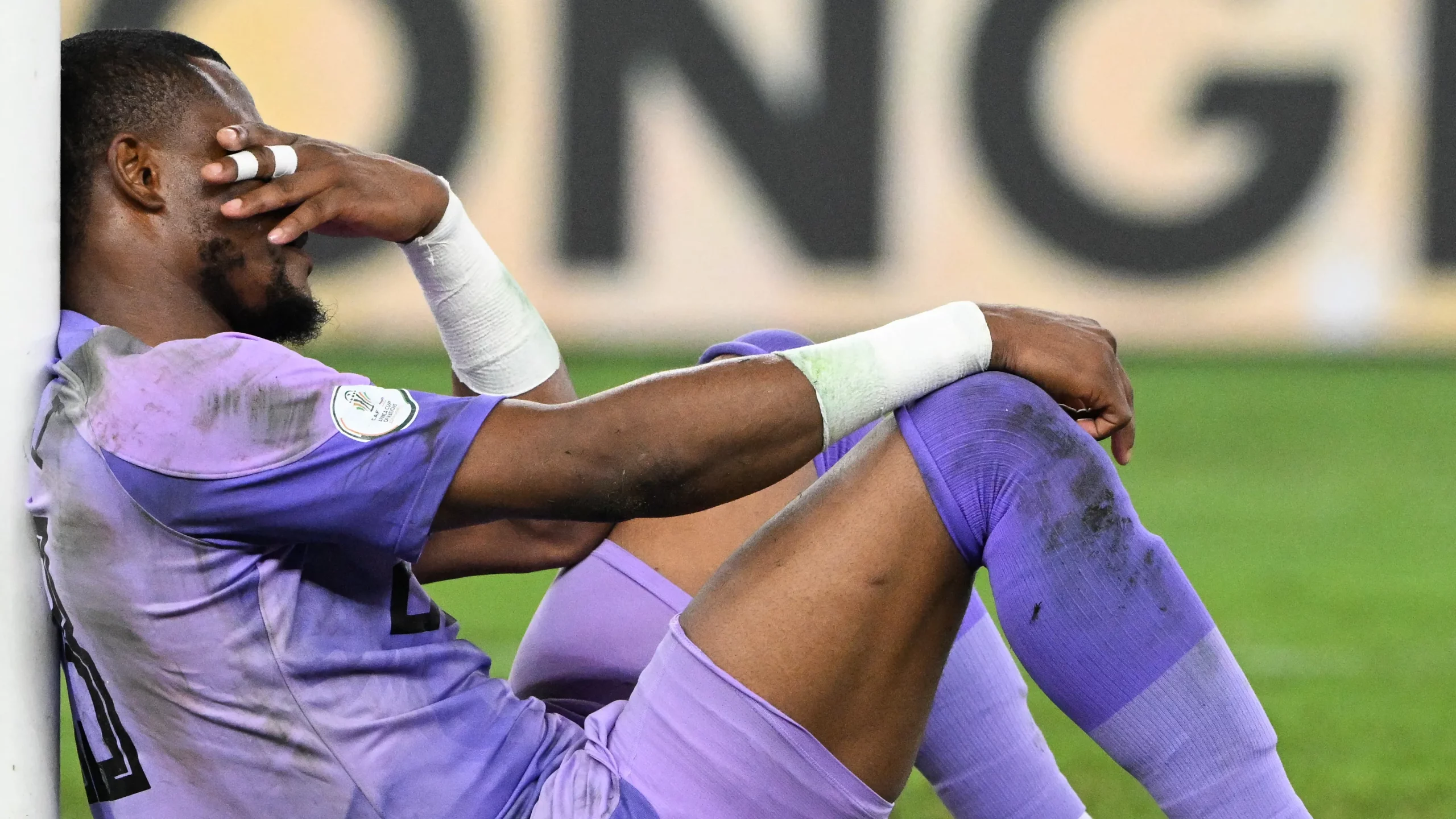 حارس نيجيريا مهدد بعقوبات من “الكاف” بعد إيماءات مثيرة للجدل