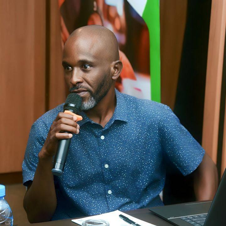 ” فوز بدون أناقة “.. صحفي ايفواري شهير يجلد مدرب السنغال بسبب “مسرحية الانسحاب” في نهائي “كان المغرب”