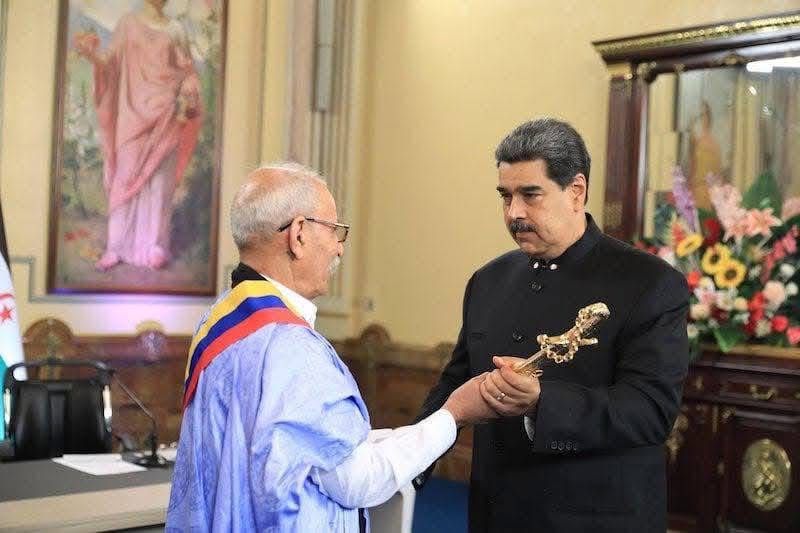 نظام العسكر في الجزائر يتخلى عن حليفه رئيس فنزويلا الذي اعتقلته أمريكا في قصره