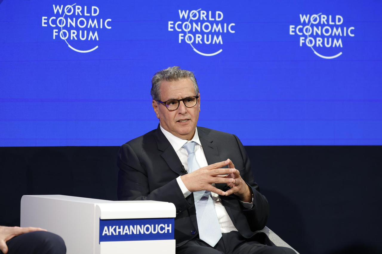 أخنوش يؤكد بمنتدى دافوس أن بلادنا نجحت في إقامة درع حقيقي لحماية الأسر المغربية