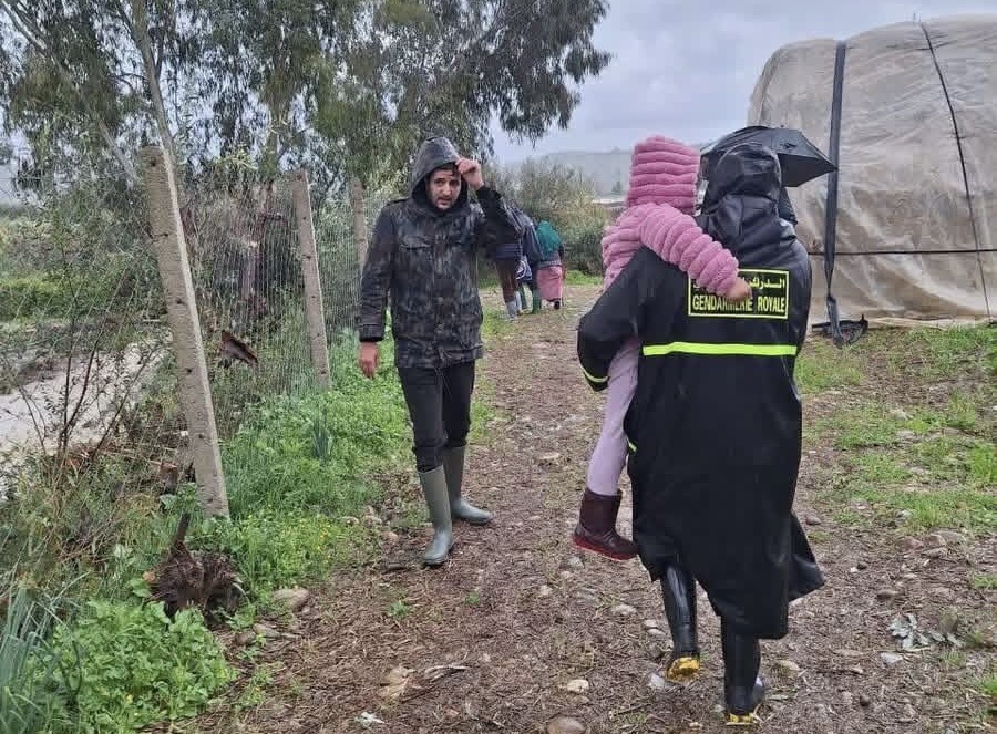 وزان: إستنفار وسط السلطات لإنقاذ أسرة حاصرتها فيضانات “واد الدرادر” (صور )