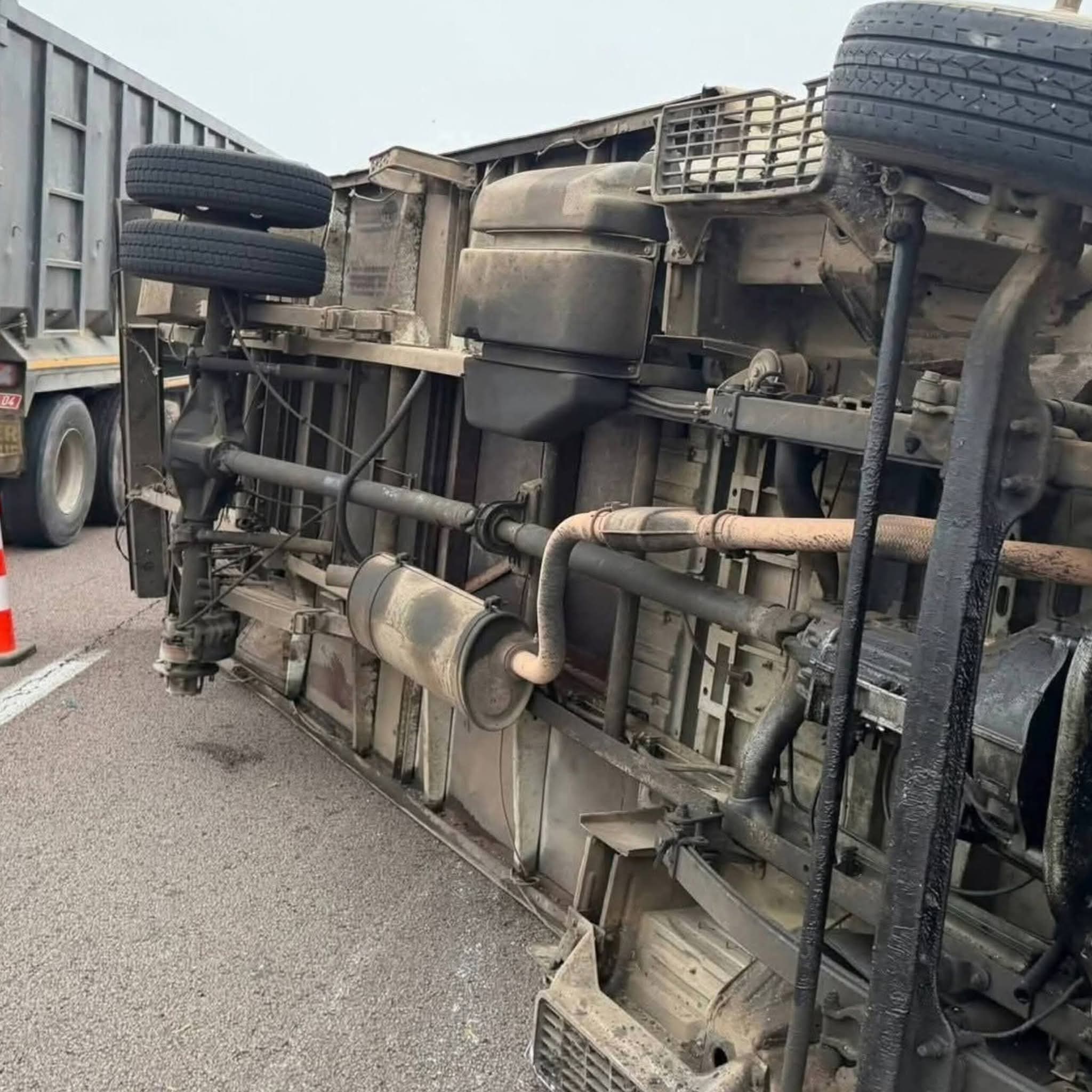 النيران تلتهم شاحنة بعد انقلابها على الطريق السيار طنجة–أصيلة