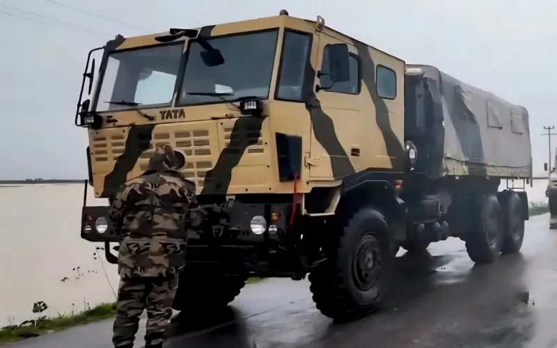 ” WhAP 8×8″.. المدرعات الجديدة للجيش في قلب عمليات إنقاذ المتضررين من فيضانات الشمال