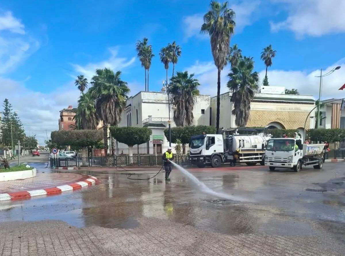القصر الكبير.. آليات النظافة والكنس والشفط تعود إلى شوارع المدينة (صور)