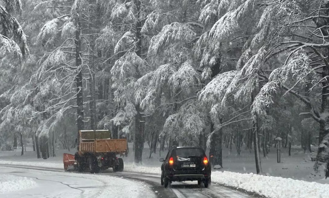 تعرف على الطرق المقطوعة والمفتوحة في المناطق الثلجية خلال 24 ساعة الجارية