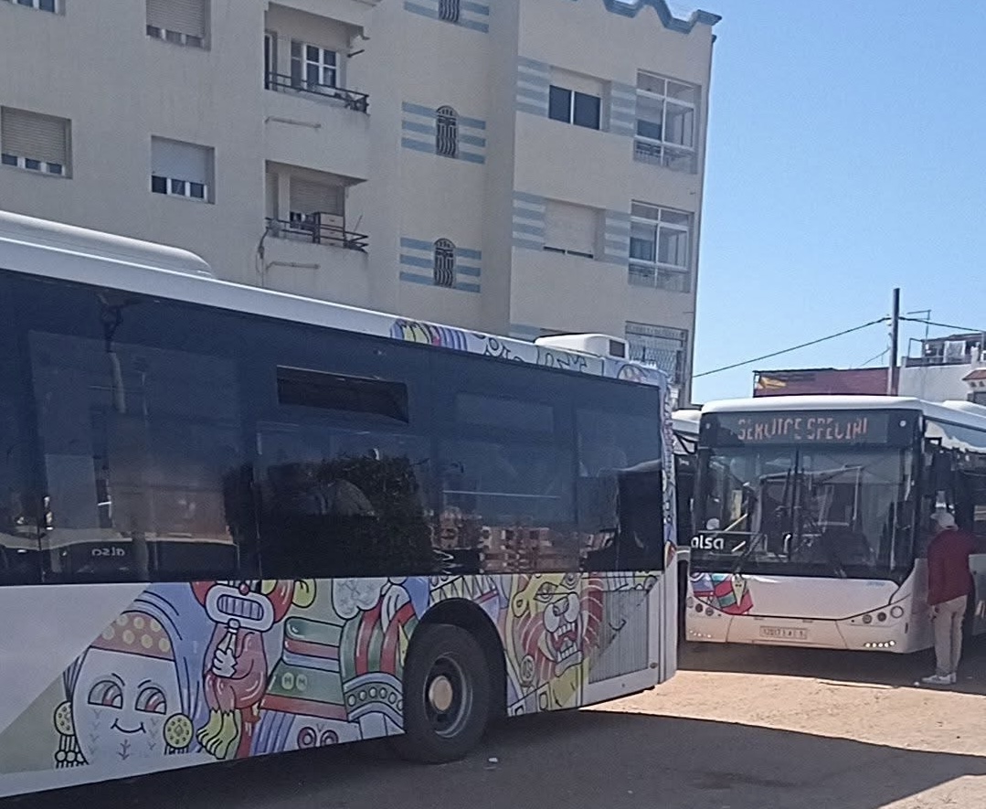 سلا. مواطنون يتوافدون على حي الانبعاث لتحية الملك بمناسبة إطلاق عملية قفة رمضان