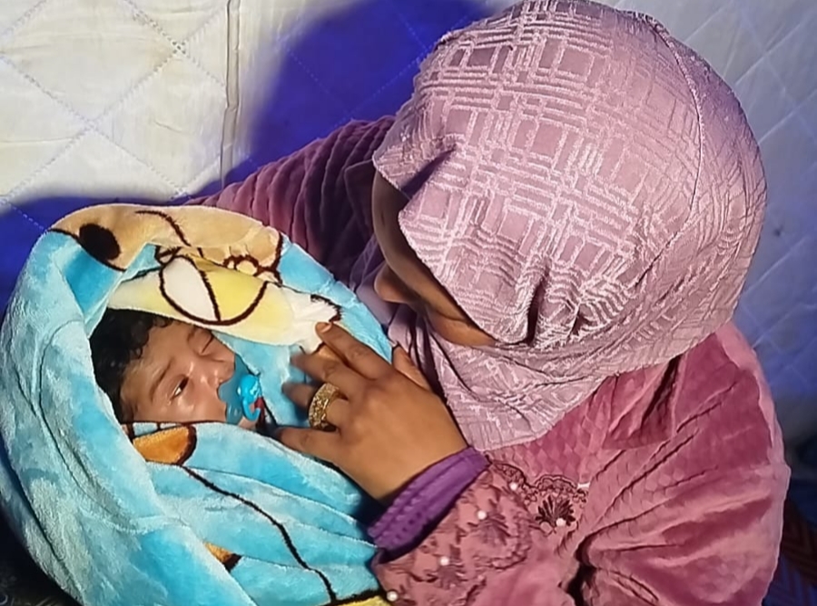 “أمير”.. صرخة حياة تقهر فيضانات القنيطرة وتزرع الأمل في قلب الخيام