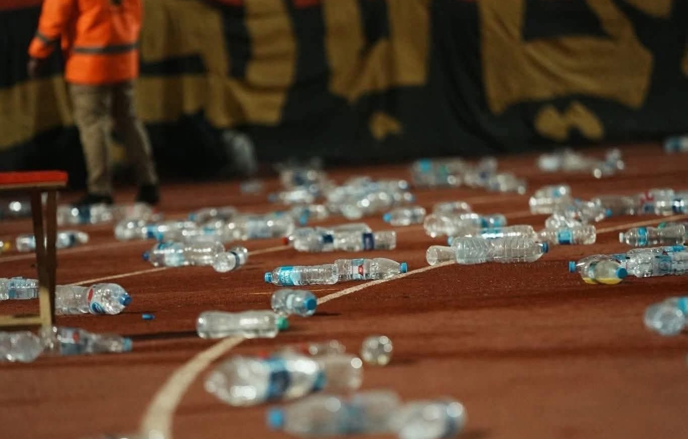 هل سيتحرك الكاف؟.. اعتداء بالـ”مقذوفات” على لاعبي الجيش الملكي أمام الأهلي في ستاد القاهرة