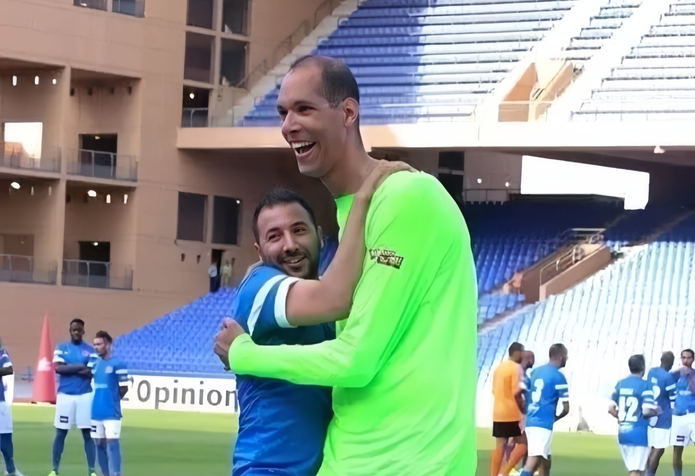 إبراهيم تقي الله.. من أزقة “كلميم” إلى أضواء العالمية.. قصة العملاق المغربي الذي طوع المستحيل