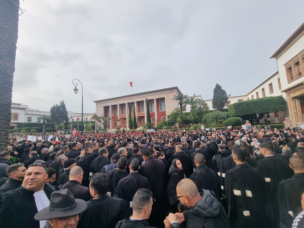 الرباط: المحامون يتضامنون مع ضحايا الفيضانات ويحتجون ضد مشروع قانون المحاماة