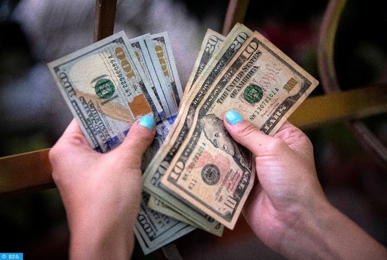 ارتفاع الدولار وسط ترقب مؤشرات حول أسعار الفائدة