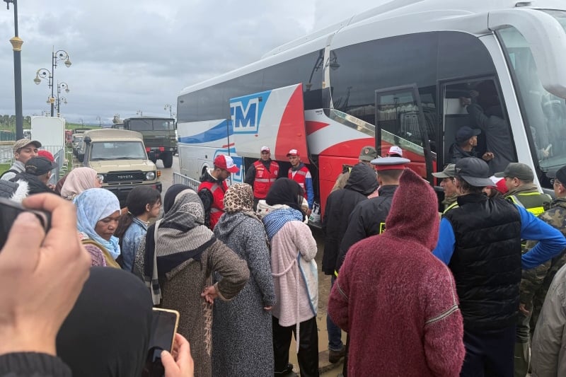 استنفار لوجستي لتأمين عودة النازحين إلى القصر الكبير.. حافلات مجانية وقطار كل ساعتين