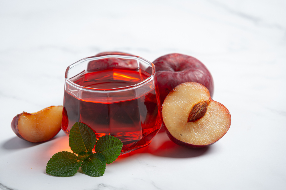 التوقيت حاسم.. كيف تعالج الإمساك بعصير البرقوق؟