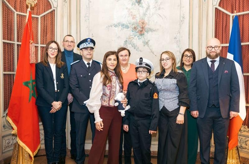 طفل مغربي يُبهر العالم بصموده.. استقبال الطفل نزار بسفارة المغرب بباريس