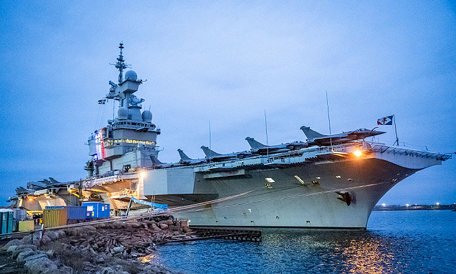 ماكرون يحرك “شارل ديغول” نحو المتوسط ويحمل طهران مسؤولية التصعيد