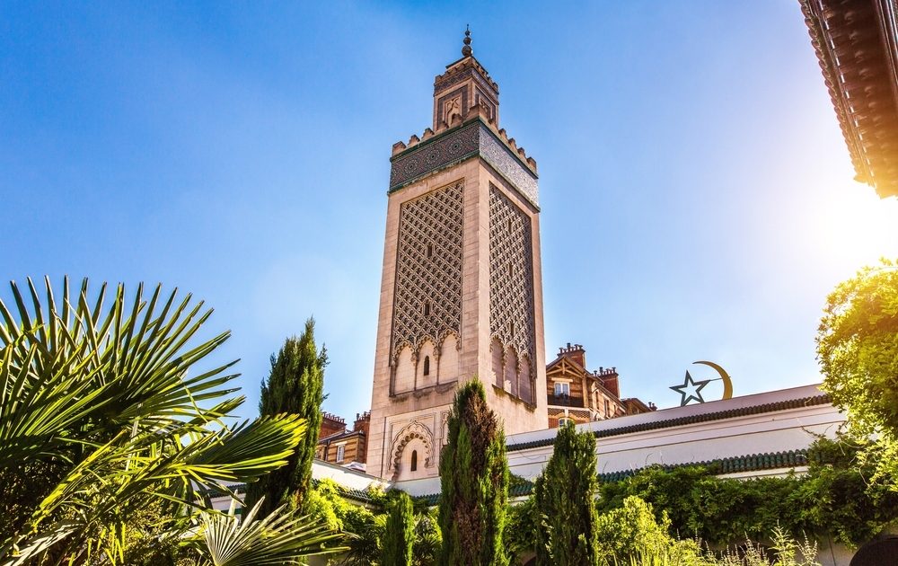 7 يورو أم 9 يورو؟.. مسجد باريس يتحدى الهيئة الرسمية ويقلب موازين “زكاة الفطر”