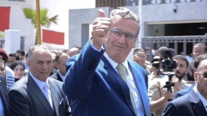 أخنوش يواصل الدفاع عن الموظفين.. منشور جديد وجهه إلى وزراء حكومته هذا ما جاء فيه..