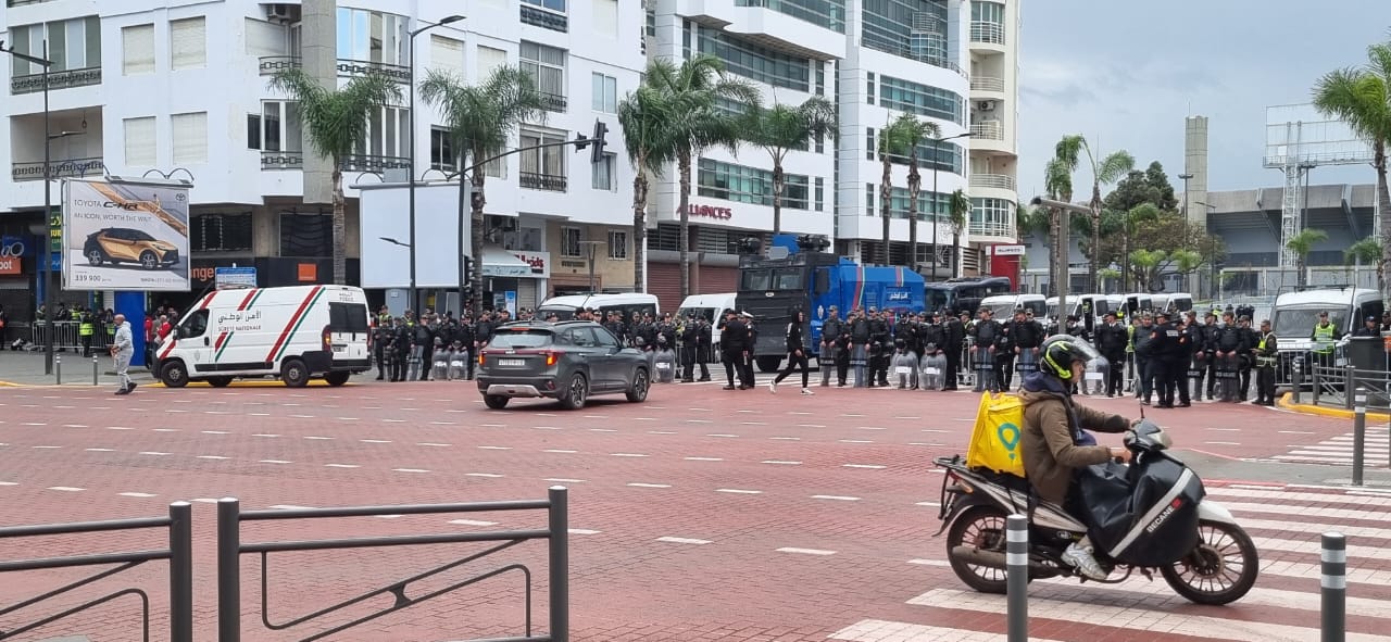 كأس الكاف.. حضور أمني مكثف مع توافد جماهير الوداد وأولمبيك آسفي على “دونور”