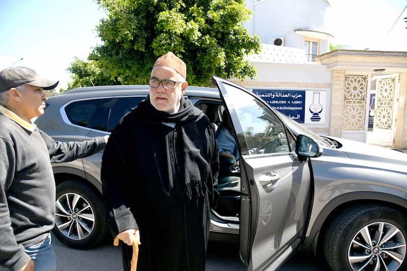 بعكاز العاجز.. ابن كيران مرشح البيجيدي في سلا وليشرب الشباب الواد “الخانز”