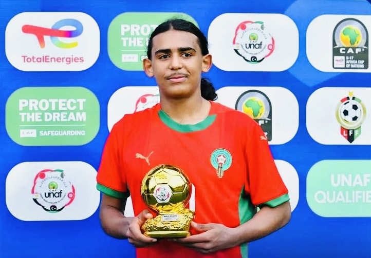 إليان حديدي يحصد جائزة أفضل لاعب في مباراة إطاحة المغرب بالجزائر