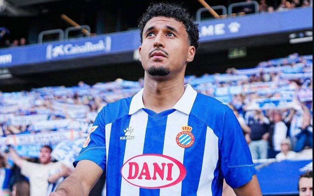 بعد واقعة “القارب الصغير”.. جامعة الكرة المغربية تقف بجانب عمر الهلالي ضد العنصرية