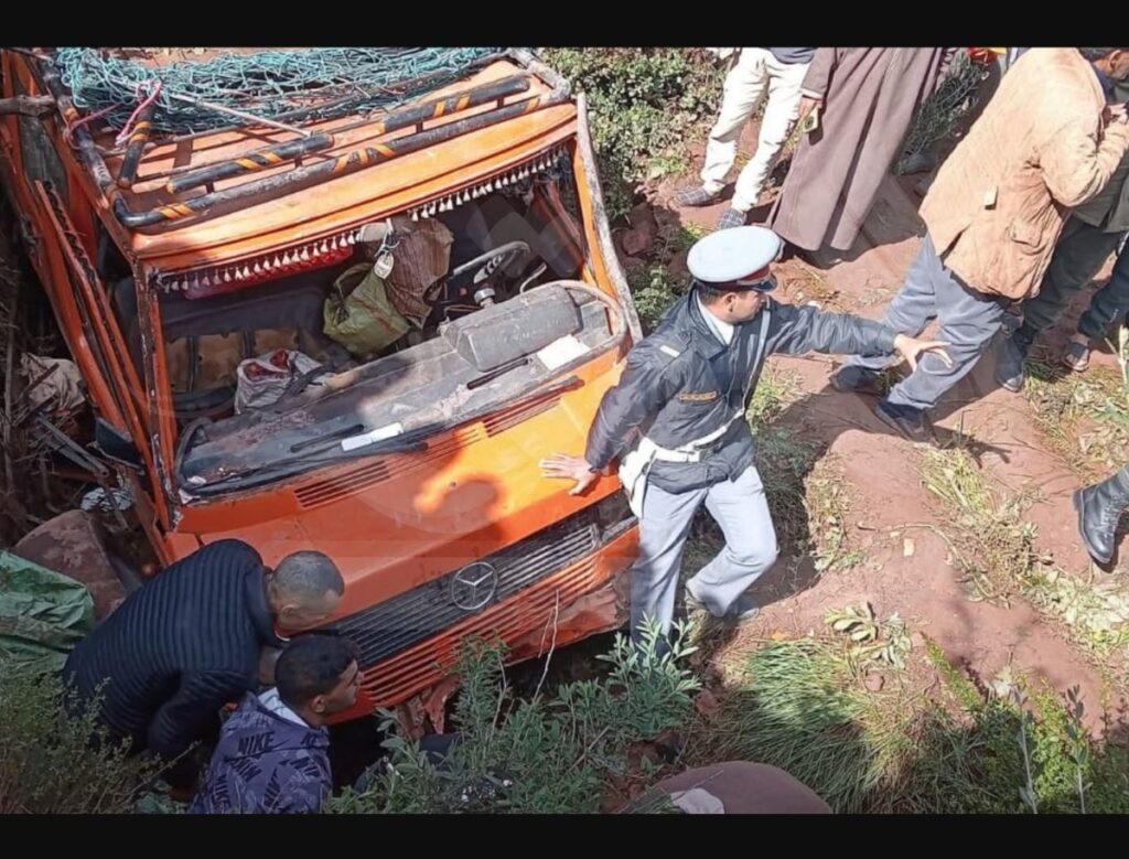 ​فـ.اجعة في أزيلال.. مصـ.رع 3 أشخاص وإصـ.ابة 17 آخرين في انقلاب سيارة للنقل المزدوج بسيدي بولخلف