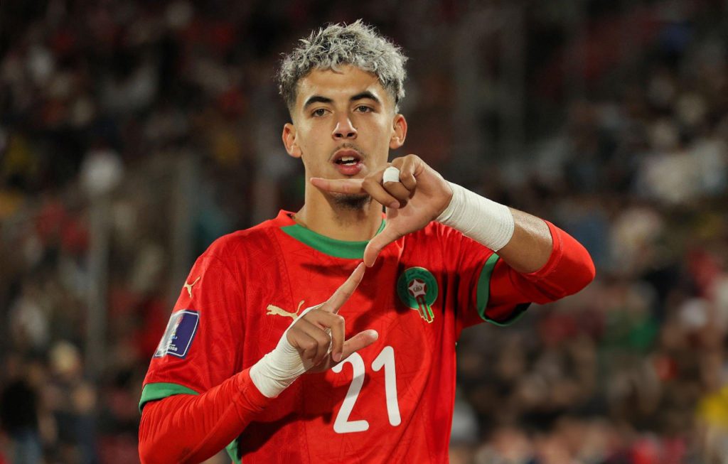 بعين على رين وقلب في المونديال.. الزبيري يجتهد لضمان مقعده في قائمة “الأسود”