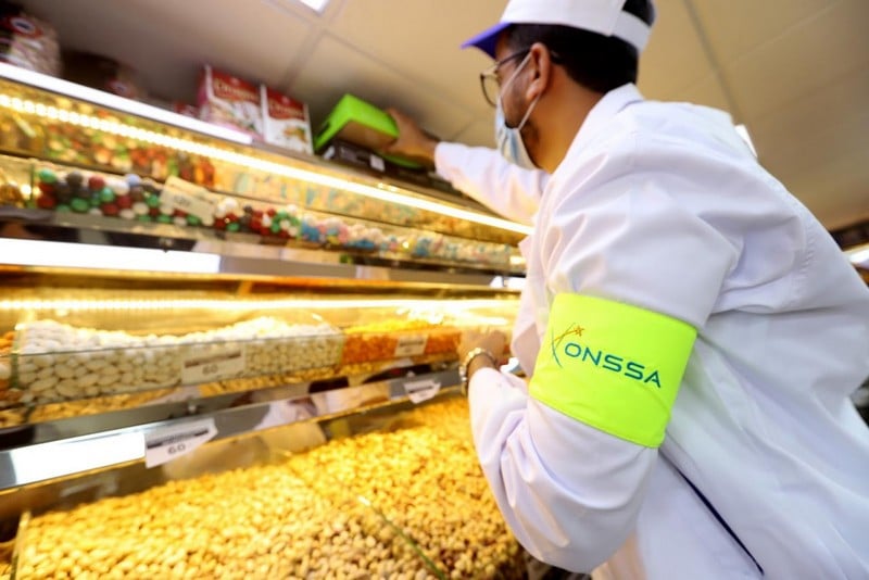 حجز أطنان من المأكولات الفاسدة وتوقيف 10 مسيرين لمحلات في حملة أمنية بعدة مدن