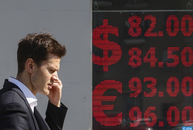 الدولار يعزز مكاسبه مع ارتفاع أسعار النفط وتراجع توقعات خفض الفائدة