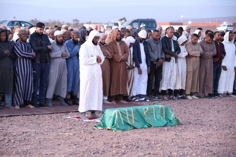 جنازة مهيبة لفقيد الطفولة.. زاكورة تودع “يونس العلاوي” في أجواء من الحزن والترقب