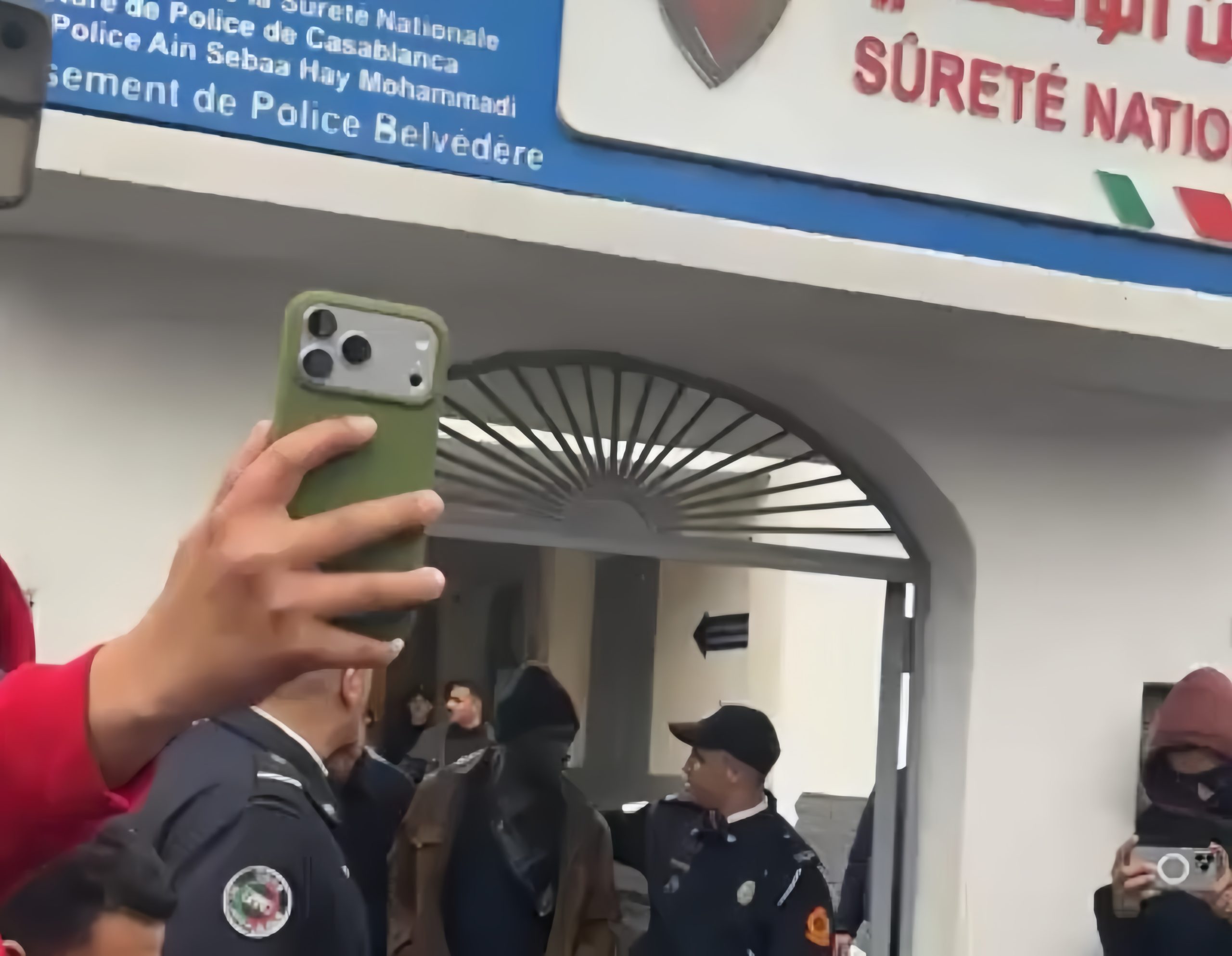 الدار البيضاء.. إيقاف 20 مهاجراً إفريقياً بعد هجومهم على حي “التيسير” بالحجارة