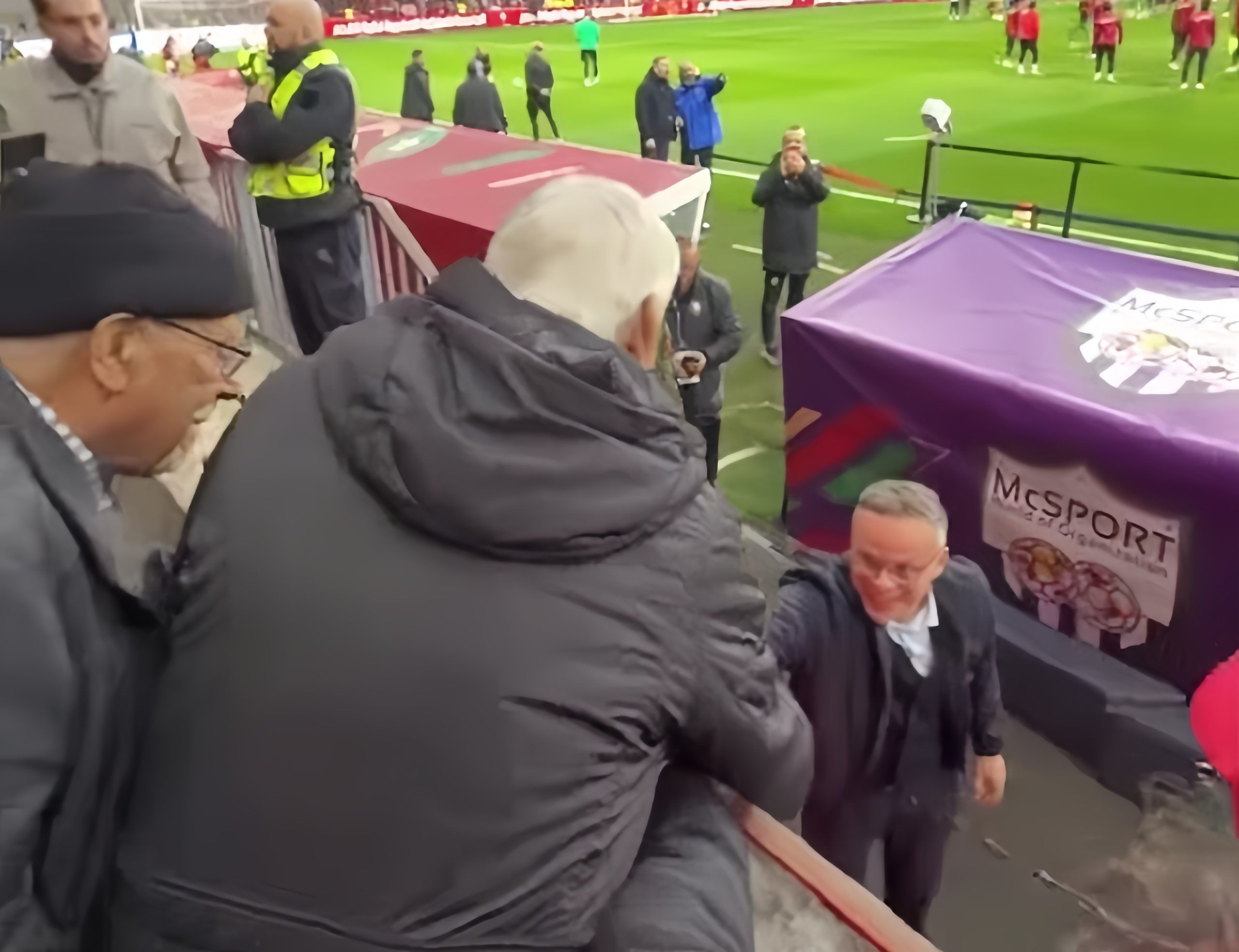 روح “العائلة” تضيء مدرجات لانس.. والد المدرب محمد وهبي يخطف الأضواء في ودية الأسود