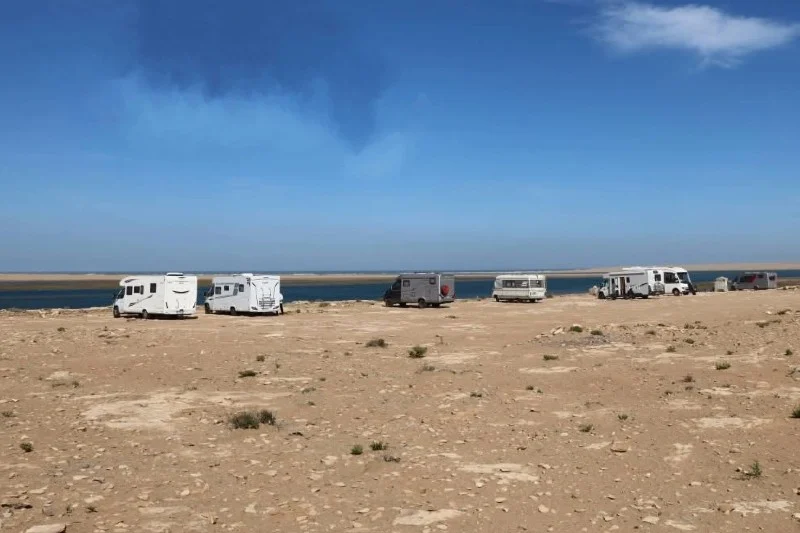 بحيرة “النعيلة”.. وجهة مفضلة لهواة السفر بالكَرفانَات الأجانب بجهة طرفاية