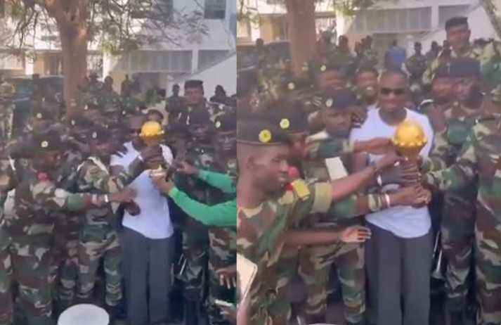 تحت حراسة عسكرية.. ظهور مدرب السنغال باب تياو يحمل كأس أمم إفريقيا يشعل الجدل