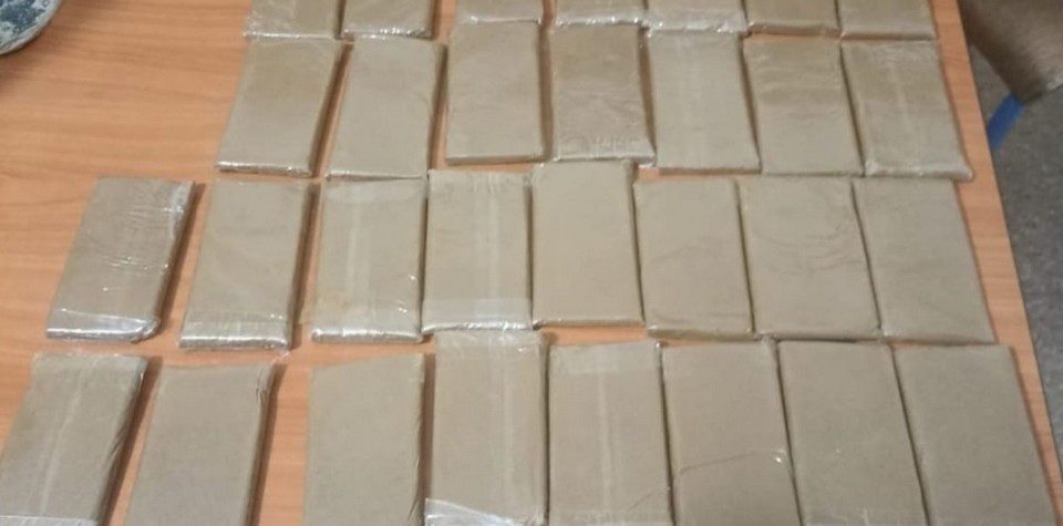 الدرك الملكي بأكادير يحبط محاولة تهريب 37 صفيحة من مخدر الشيرا