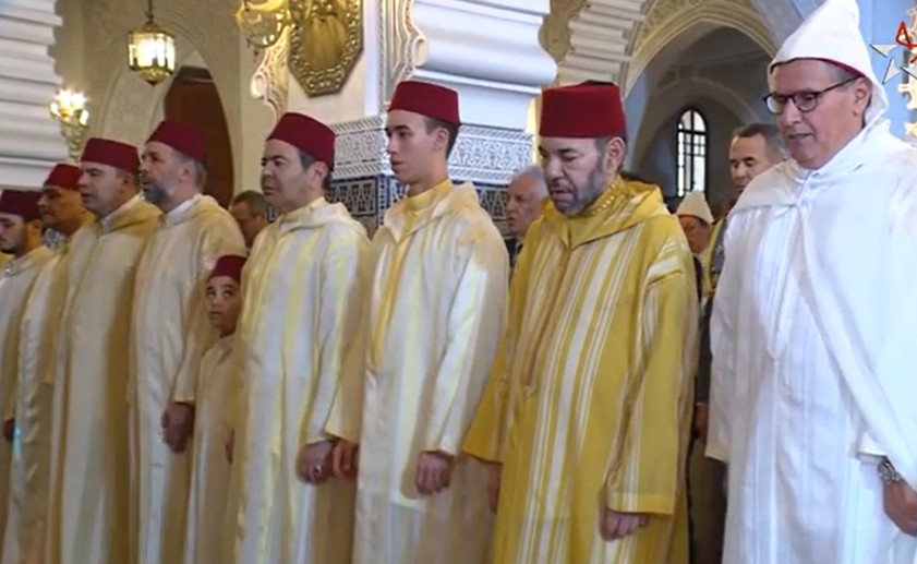 أمير المؤمنين يؤدي صلاة عيد الفطر بمسجد أهل فاس بالرباط ويتقبل التهاني بهذه المناسبة السعيدة