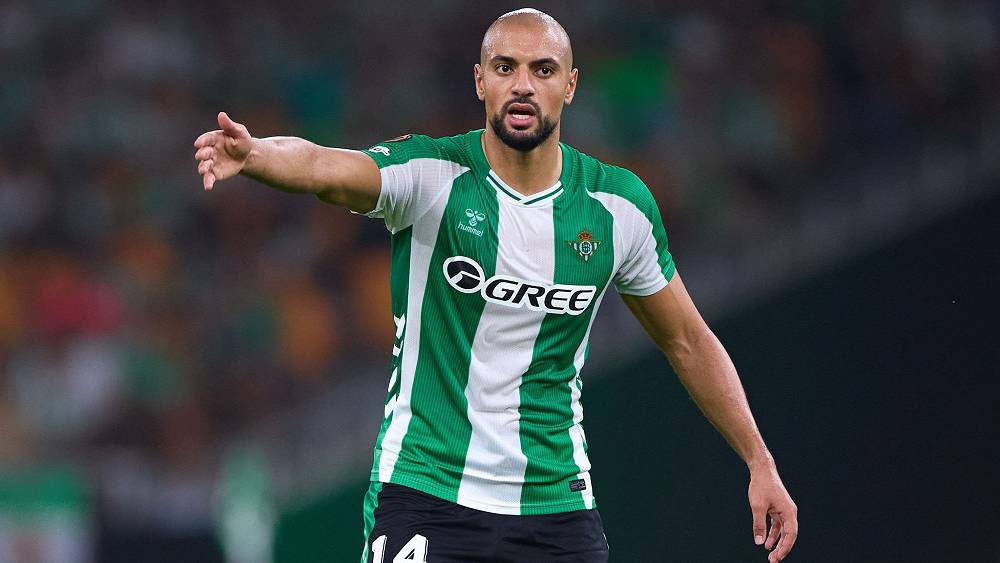 ريال بيتيس يعلن استعادة أمرابط بعد عملية جراحية