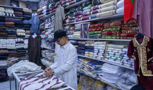 ريبورتاج الرشيدية. معروضات ملابس العيد في سوق واد الأحمر تحكي أسرار الأصالة المغربية
