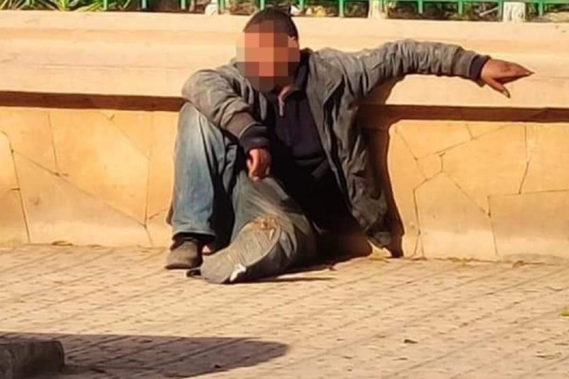 مختل عقلياً يجهـ.ز على شاب في ليلة داميـ.ة بالبيضاء