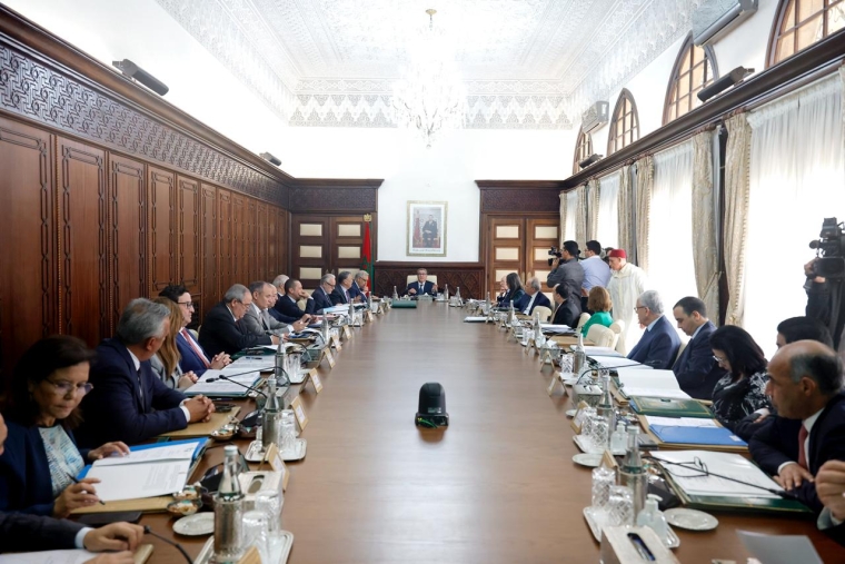 الحكومة تصادق على تعيينات جديدة في مناصب عليا بقطاعات المالية والتعليم والصناعة 