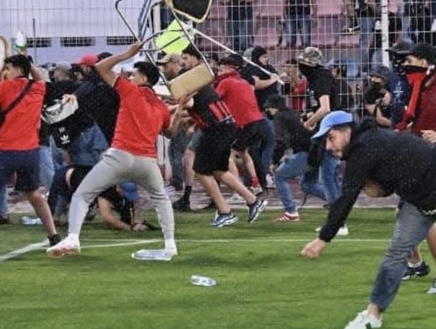 أ. أسفي- إ. العاصمة. هذا ما وقع في مدرج «12» وهكذا نزل الجمهور لأرضية الملعب (صور+فيديو) 