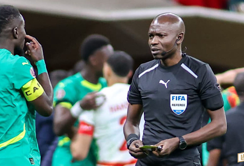 أخطاء نهائي كأس أمم أفريقيا تطيح بـ ندالا من قائمة حكام المونديال 